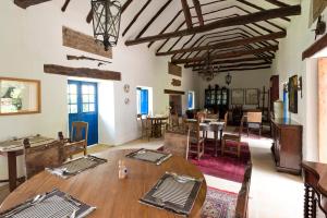 Habitación grande con mesa y comedor. en Casa La Bisbal en Cucunubá