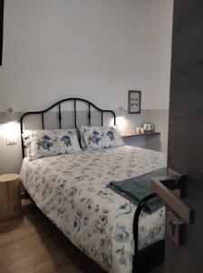 1 dormitorio con 1 cama con colcha de flores en Le Farfalle di Armeno, en Armeno