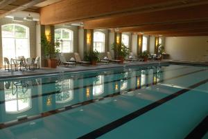 una piscina con tavoli e sedie in un edificio di Lied Lodge at Arbor Day Farm a Nebraska City