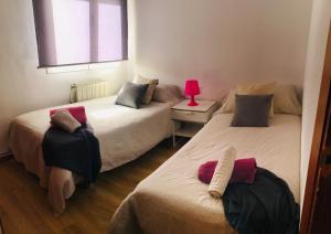 Posteľ alebo postele v izbe v ubytovaní VIlla Huetor con piscina privada