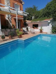 Bazén v ubytovaní VIlla Huetor con piscina privada alebo v jeho blízkosti
