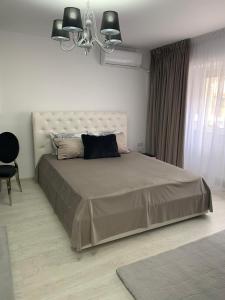 Un pat sau paturi într-o cameră la Leon Apartment