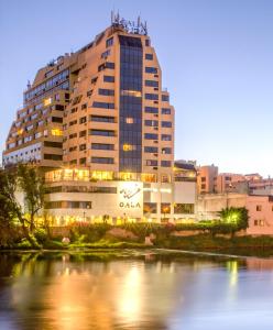 un gran edificio junto a una masa de agua en Gala Hotel, en Viña del Mar