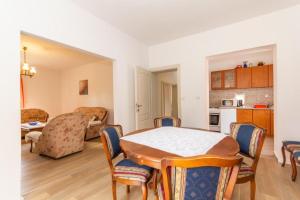 Una cocina y un comedor con mesa y sillas. en Apartments Forte Mare, en Herceg-Novi