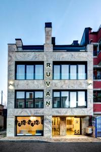 un gran edificio de ladrillo con un cartel. en Boutique Guest House"Ruvan", en Burgas