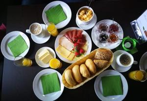 een tafel met borden eten en kopjes koffie bij Ferienwohnung Kühl in BooÃŸen