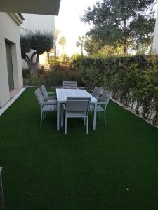 Ogród w obiekcie Luxurious semi detached villa on Roda Golf and Beach Resort
