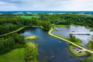 una vista aérea de un río con árboles en Dižozoli, en Priekule