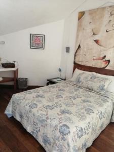 Un dormitorio con una cama y un cuadro en la pared. en Margaritas101, en Cancún