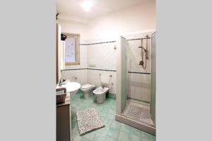 a bathroom with a toilet and a shower and a sink at L'eco delle sirene in Amalfi