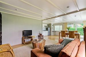 a living room with a couch and a table at Charmant chalet te Voorthuizen in Voorthuizen