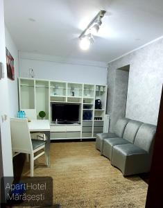 a living room with a couch and a desk at ApartHotel Marasesti in Suceava