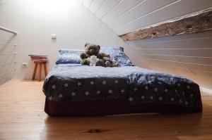 een groep teddyberen op een bed bij Hageland Vakantieverblijf in Holsbeek