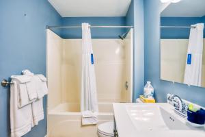 a bathroom with a shower, sink, and toilet at Inn at Haystack Rock in Cannon Beach