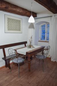 ein Esszimmer mit einem Tisch und Stühlen in der Unterkunft "Schwarzer Speicher" Stralsund in Stralsund