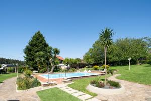 ein Bild von einem Swimmingpool in einem Hof in der Unterkunft VILLA GUIMIL - GALICIA PLAYA in Villarmayor
