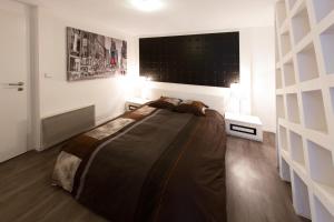 um quarto com uma cama grande e duas mesas de cabeceira em Le Corbeau - Grand Appartement Strasbourg Centre, Calme em Estrasburgo