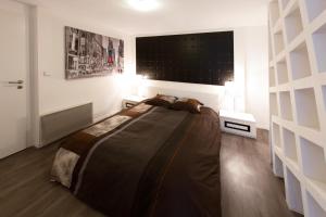 Un dormitorio con una cama grande y dos mesitas de noche. en Le Corbeau - Grand Appartement Strasbourg Centre, Calme, en Estrasburgo