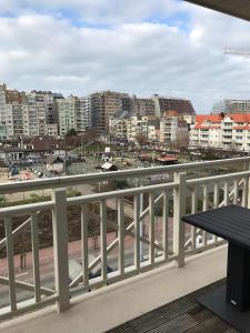 einen Balkon mit Stadtblick in der Unterkunft Duplex Blankenberge in Blankenberge