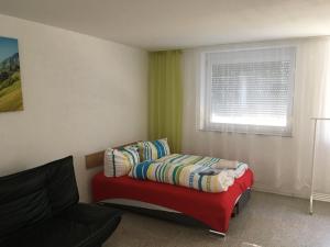 a living room with a red couch and a window at Fe wo Viktoria in Lahr