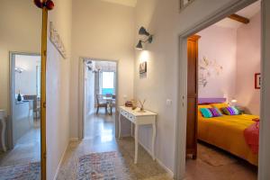 Un dormitorio con una cama, un escritorio y un espejo. en Vista Capo, en Alghero