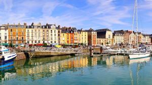 ディエップにあるLes toits de Dieppe - appartement en plein cœur du centre villeの造船群