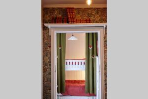 a room with a window with green curtains at En oas nära Birsta in Sundsvall