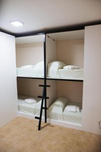 Cette chambre comprend 3 lits superposés. dans l'établissement Willy HOSTEL, à San Rafael
