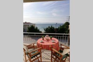 uma mesa numa varanda com vista para o oceano em Nicola's House - Palio em Kavala