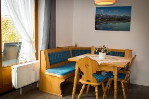 a dining room with a table and chairs at Feriennestchen in Schwangau in Schwangau
