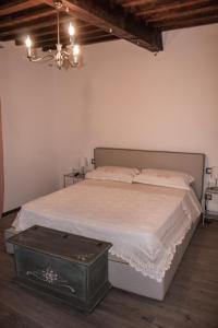 A bed or beds in a room at Fonte alle Ninfe B&B