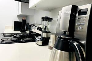 Amplio condominio ejecutivo con hermosa vista的厨房或小厨房