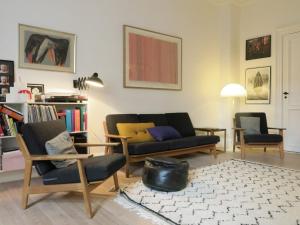 - un salon avec un canapé et deux chaises dans l'établissement ApartmentInCopenhagen Apartment 1282, à Copenhague