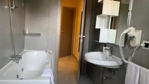 Victoria Hotel tesisinde bir banyo