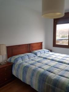 a bedroom with a bed and a window at Apartamento La Esperanza in Cangas de Onís +33 photos
