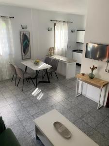 a living room with a table and a kitchen at Rooftop Casa El Banco in El Charco +28 photos