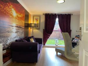un soggiorno con un divano e una finestra di HLA - KING COURT APARTMENT 2 a Motherwell
