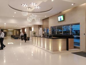 eine Lobby eines Hotels mit einer Rezeption in der Unterkunft Chin's Place Sea Residences MOA in Manila