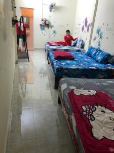 fila de camas en una habitación en Ngôi Sao Homestay en Vĩnh Hy