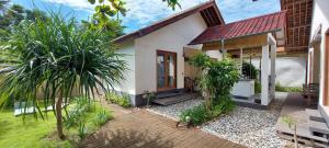 una piccola casa con un sentiero che porta alla porta d'ingresso di Living Room Lembongan a Nusa Lembongan