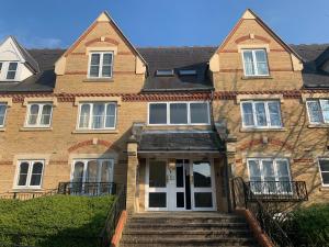 una vieja casa de ladrillo con escaleras delante en Watford Gemini - Eton 1 - Nr Watford Junction, M1 ,M25 en Watford