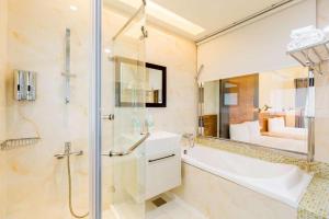 卑南富杉晴的带淋浴、浴缸和水槽的浴室 更多106张照片