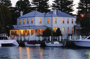 Photo de la galerie de l'établissement Sails - elegant, spacious beach villa, à Port Fairy