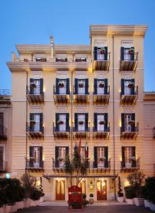 un gran edificio blanco con balcones y flores. en Best Western Ai Cavalieri Hotel, en Palermo