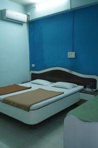 A bed or beds in a room at Hotel Rajesh