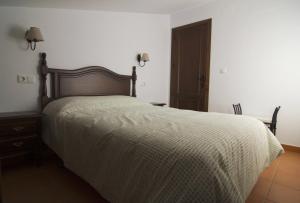 Casa Concepción في جرازاليما: غرفة نوم بسرير كبير مع اللوح الخشبي