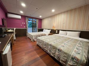 Un pat sau paturi într-o cameră la 知本溫泉の旅宿