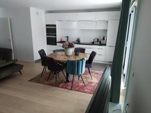 cocina y comedor con mesa y sillas en Magnifique F3, 75m² avec Parking privé et Terrasse en Estrasburgo
