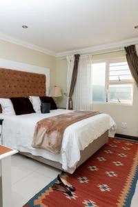 una camera con un grande letto e una grande finestra di Dikalo Highston a Johannesburg