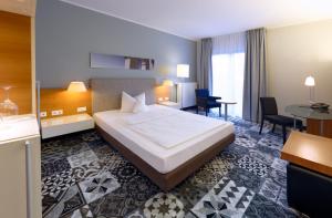 ヴェルネ・アン・デア・リッペにあるHotel am Klosterのベッドとテーブルが備わるホテルルームです。 +37枚の写真